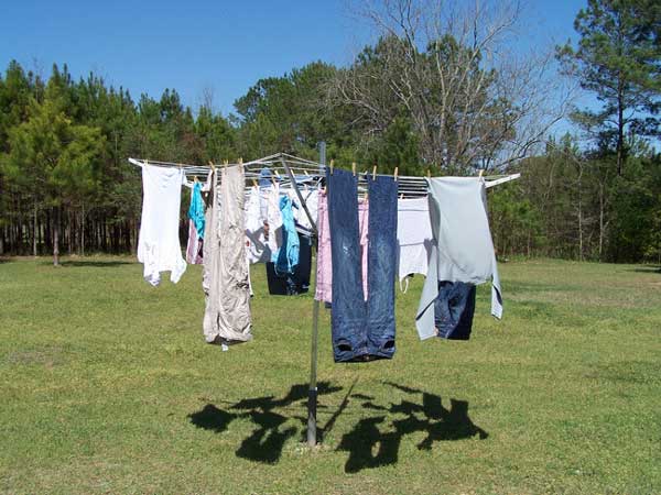 Treo ngược giúp phơi quần áo nhanh khô